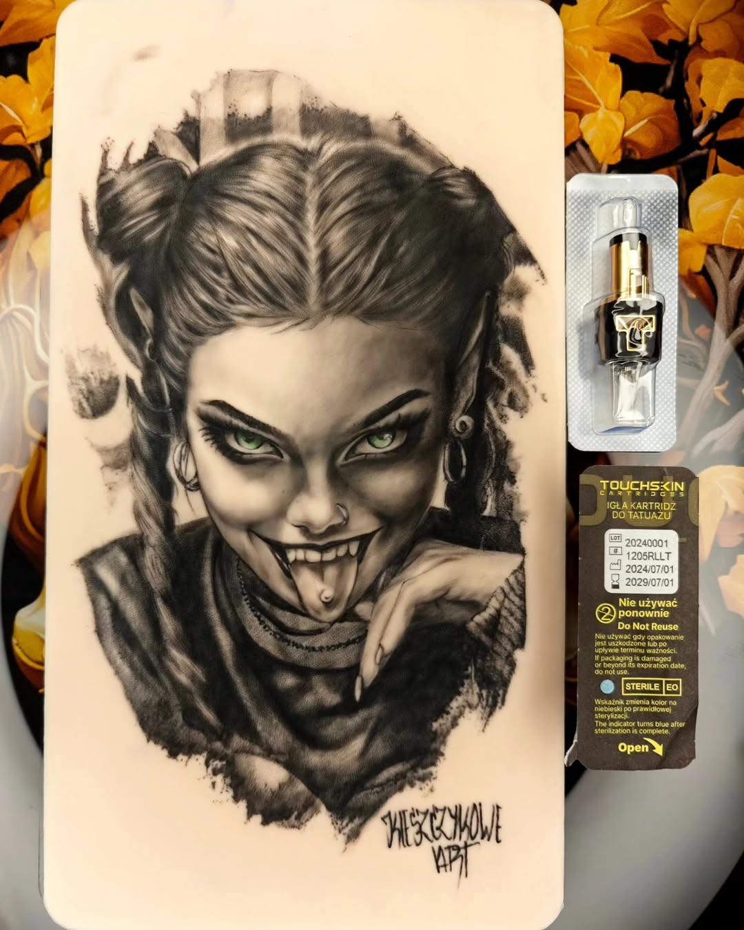 Ilustracyjny realizm z abstrakcją – tatuaż jak strona z komiksu